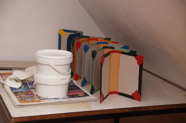 Die Buchrahmen werden fürs Kleben vorbereitet