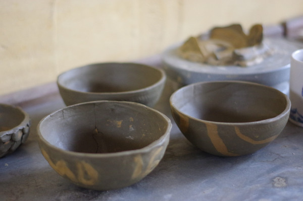 Aus Ton gebrannte und per Hand verzierte Schüsseln