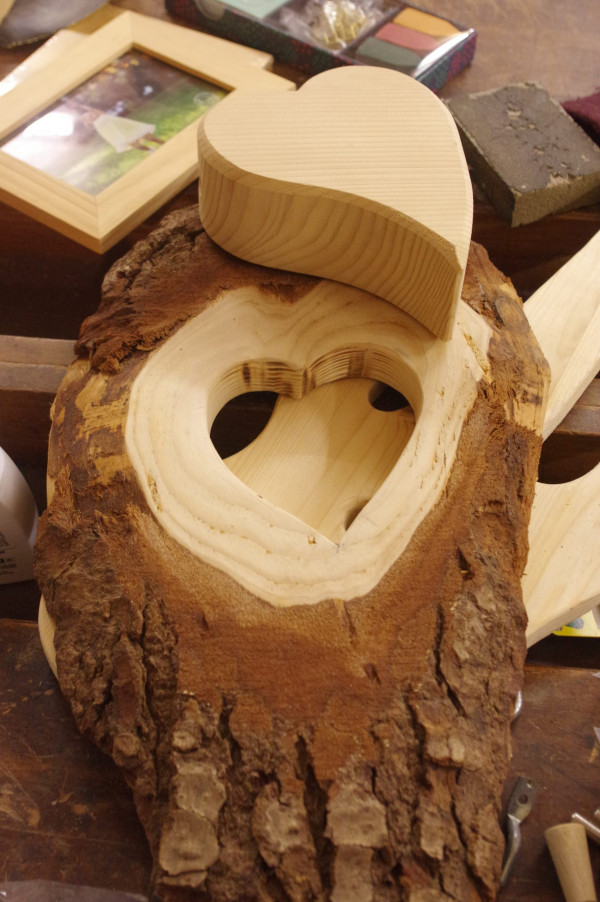 Aus einem Holzblock geschnittenes und veredeltes Herz