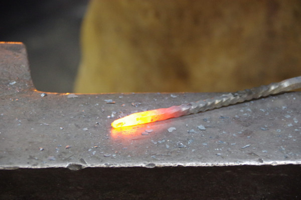 Ein Schmied bei der Arbeit. Was das wohl wird?