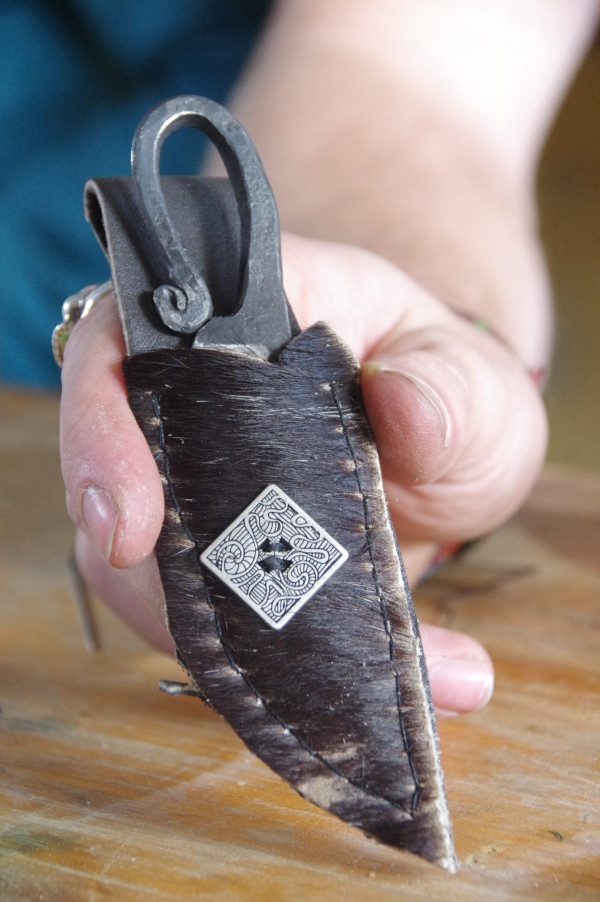 Ein fertiges Messer in der dafür genähten Hülle