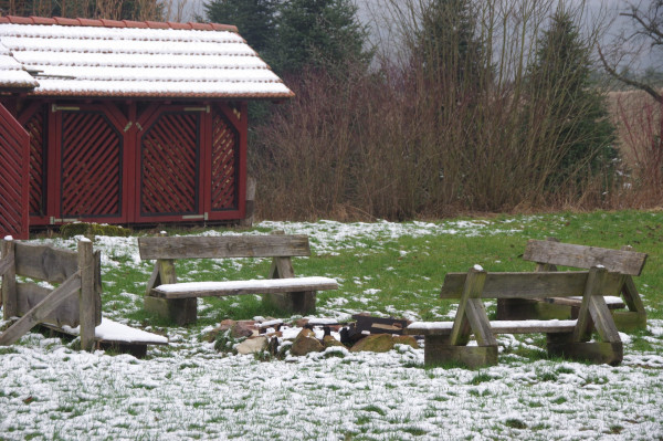 Ein richtiger Pfadfinder kriegt auch hier ein Feuer an! Oder geht halt ins Warme nach drinnen