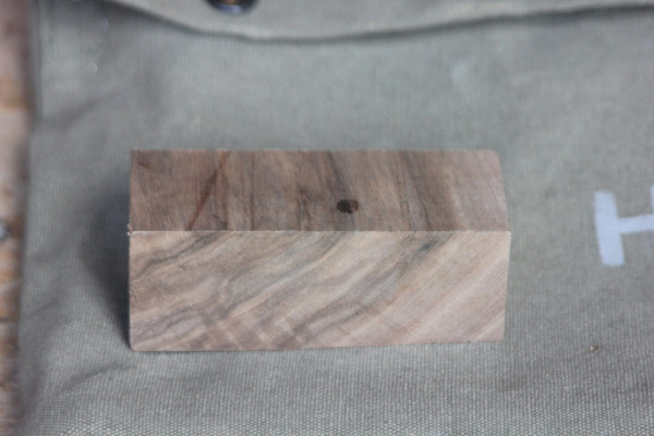 Ein Stück Holz bevor es Messer wird